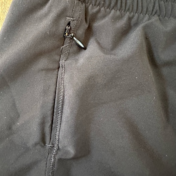 Athleta Girl Heart the Hustle 2.5 Shorts Size 12 - Picture 4 of 5